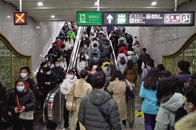 北京恢复尾号限行首日 地铁迎来大客流